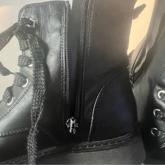 SO Teagan Girls' Combat Boots size 2 black zipper up the side, glittery laces - Picture 3 of 9